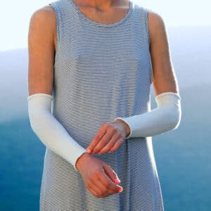 Tubes de protection pour les bras pour les peaux sujettes à l'eczéma, psoriasis ou toutes autres peaux atopiques. Les tubes sont blanc et vont du coude jusqu'au poignet. Ils épousent la forme du bras.