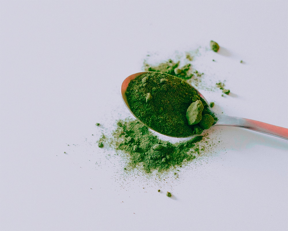 poudre d'argile verte dans une cuillère à café