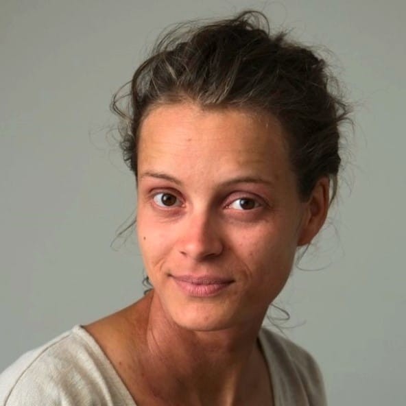 Barabara desclaux, fondatrice de Deuxième Peau. elle est brune aux yeux noisette et sourit à l'objectif.