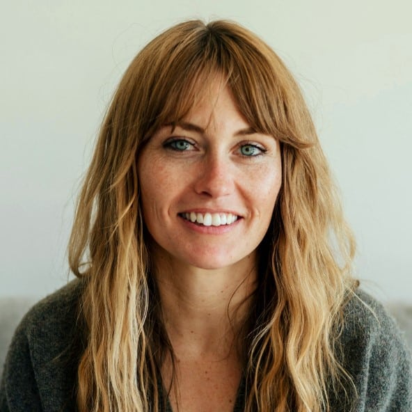 photo de Marion Desclaux, responsable de l'expérience patient chez Deuxième peau. elle est blonde aux yeux bleus et sourit à l'objectif.