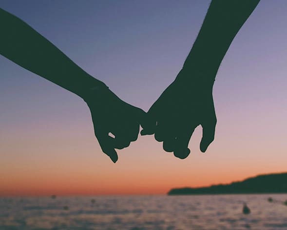 deux personnes se tenant la main intimite_eczema_2